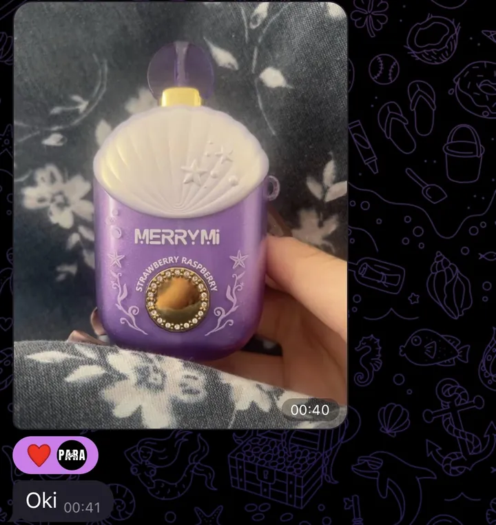 Zrzut z Telegrama: klientka trzyma odebraną jednorazówkę MerryMi Kitty S Strawberry Raspberry